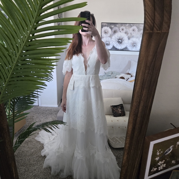 Romantic Lace Tulle Wedding Dress with Deep V & Sequin Waistband | Size Small - Picture 4 of 12